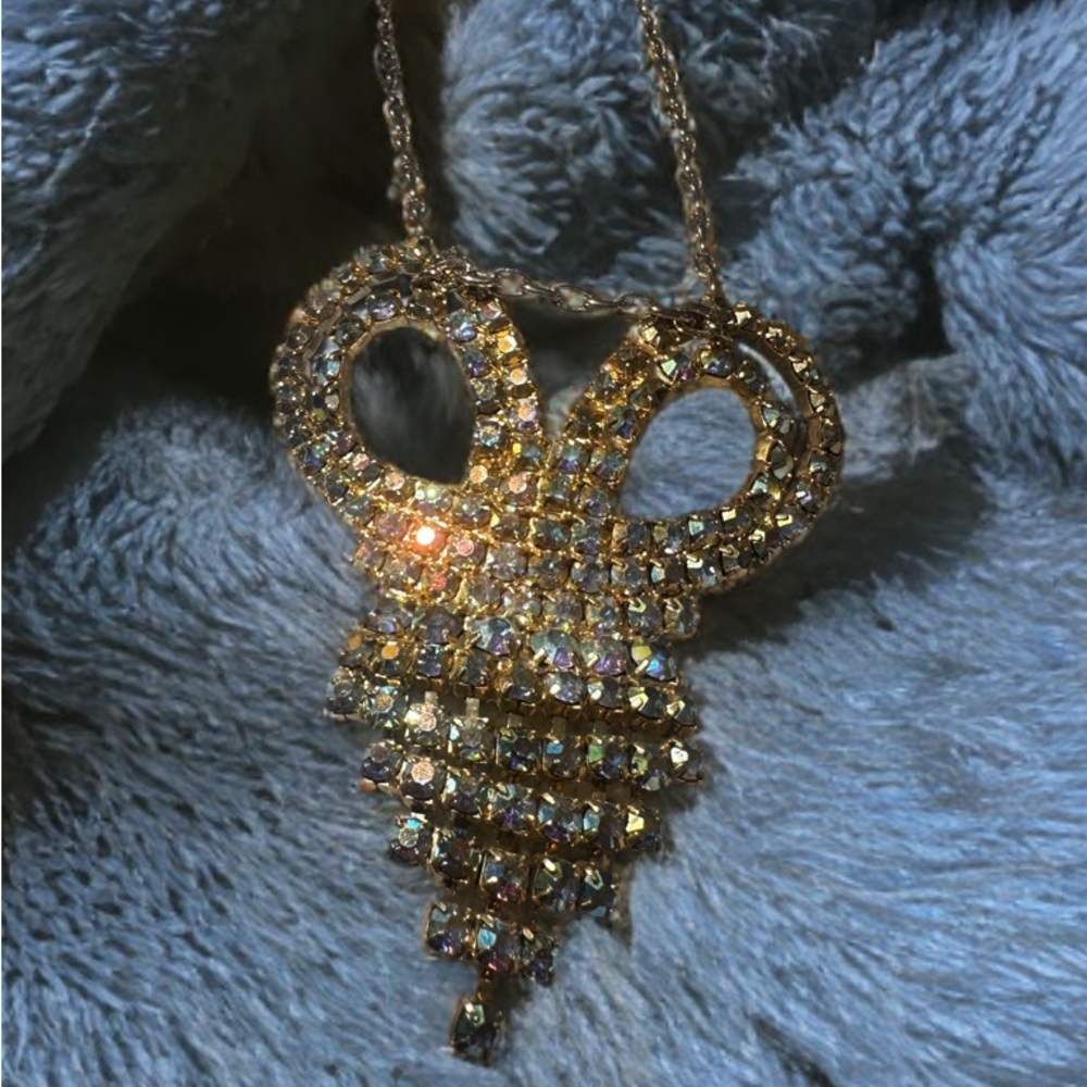 Beautiful 1950s aurora borealis rhinestone necklace